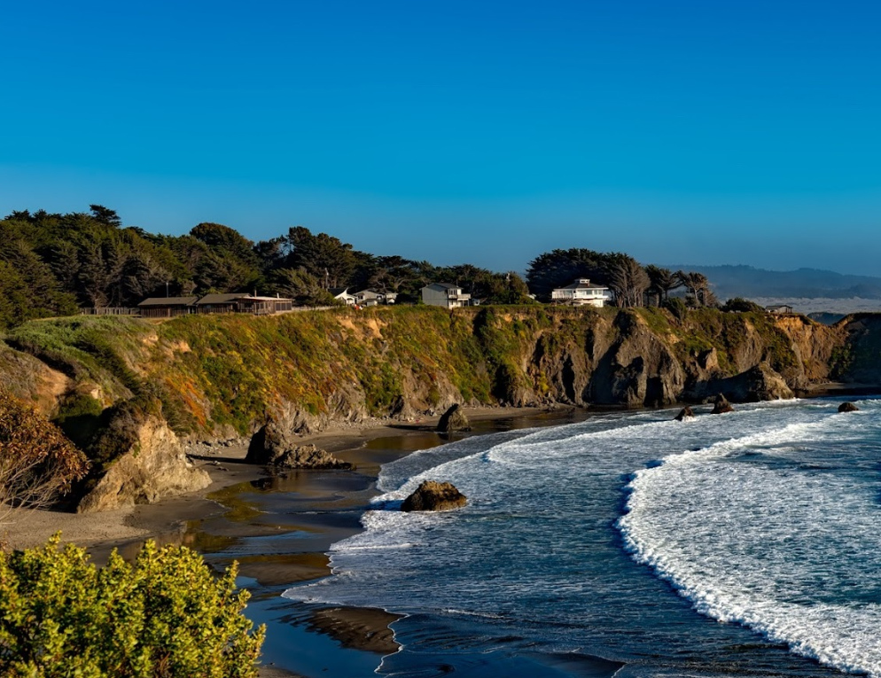 A coastal bluff shoreline with homes overlooking the water in Nassau County, the exposure 3A Allied Insurance protects with Nassau County Insurance.