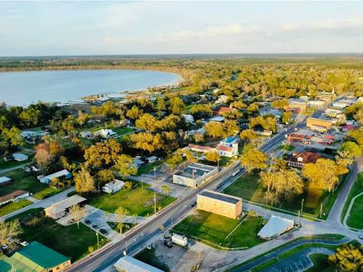 A small lakeside town in Union County with homes and businesses near the water, an area 3A Allied Insurance protects with Union County Insurance.